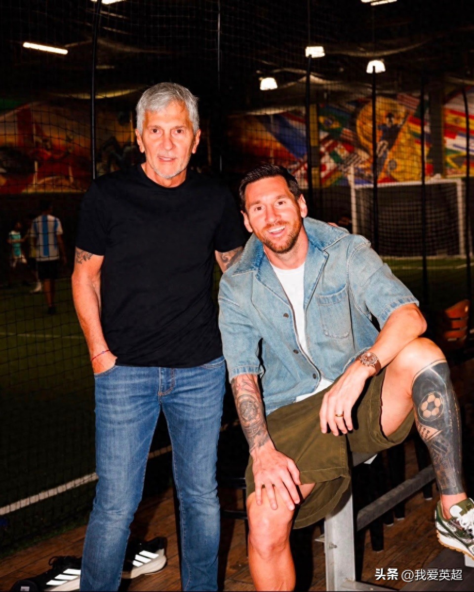 Trong vòng 25 phút, 300 nghìn người đã thích! C罗 để lại bình luận an ủi Messi: "Gửi đến bạn và gia đình một cái ôm lớn, hãy mạnh mẽ!"