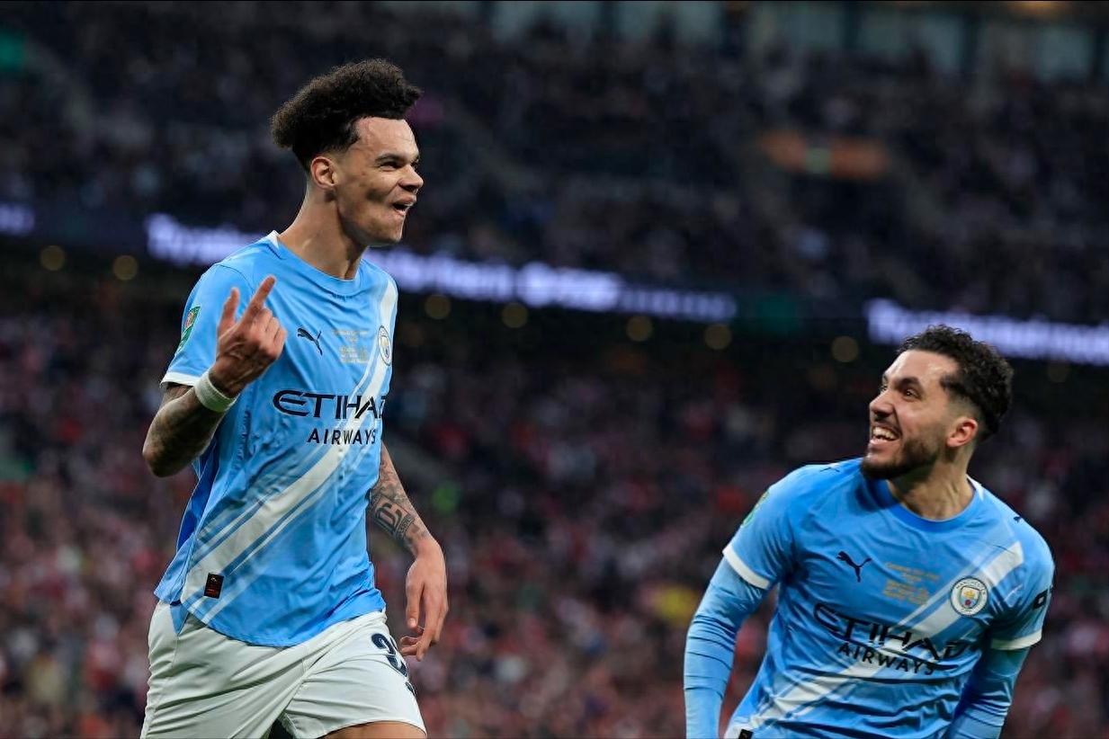 Thái tử Manchester City đánh đầu hai bàn, thủ môn dự bị không bị thủng lưới, 2-0 Arsenal giành Cúp Liên đoàn, Guardiola lập kỷ lục mới