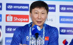 Thừa nhận hàng tiền vệ với Hoàng Đức và Quang Hải là vấn đề, HLV Kim Sang Sik sửa sai thế nào?