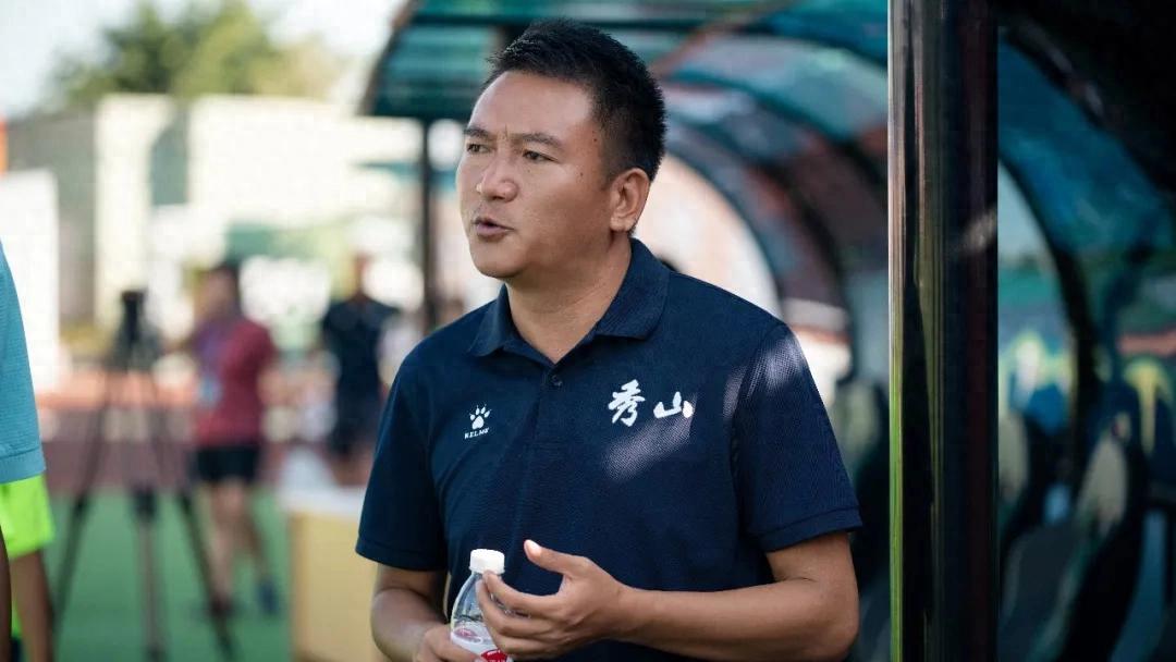 “Cô ấy không đá bóng, tôi không cam lòng” – Sự kiên trì của huấn luyện viên bóng đá thanh thiếu niên cấp huyện Lưu Lâm