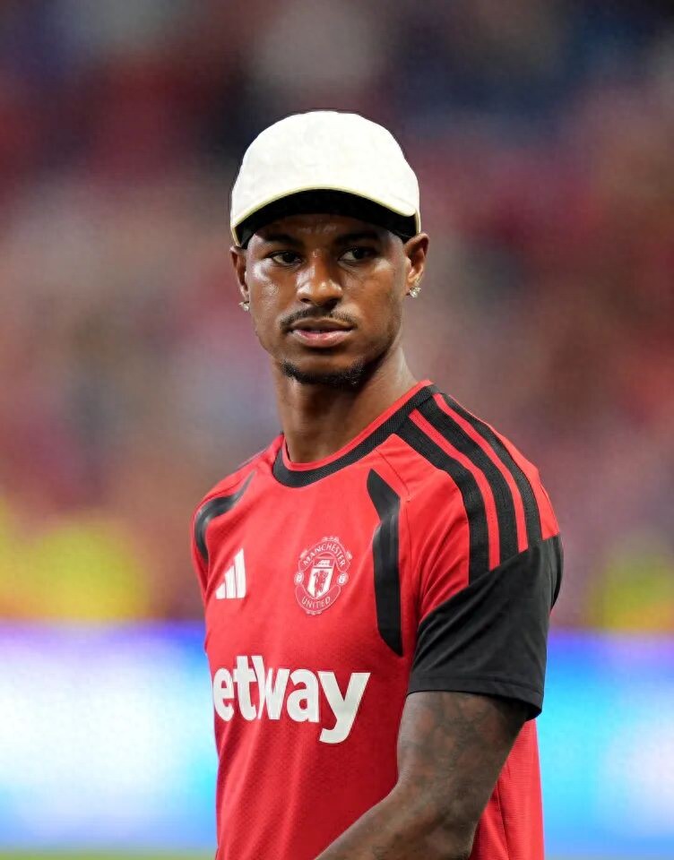 Trong trận đấu của Manchester United, Rashford đội mũ xem trận, Carrick xác nhận anh sẽ đấu với Milan! Hai người khác cũng tham dự