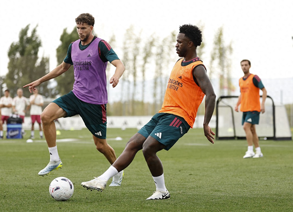 Việc Rodri gia nhập Real Madrid gần như đổ bể! Barcelona đã chính thức liên hệ với Man City, quyền quyết định nằm trong tay cầu thủ.