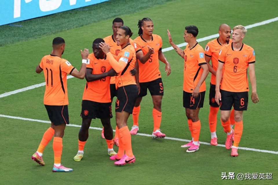 Hà Lan 3-1 đánh bại Tunisia, khiến đối thủ nhận thất bại thứ 3 liên tiếp. Giành ngôi đầu bảng, họ sẽ gặp Ma Rốc ở vòng 1/16. Ngay từ phút thứ 7, đã có 2 bàn thắng.