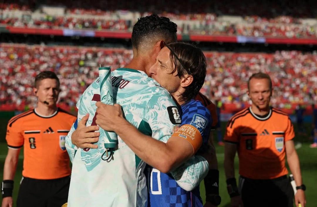 Trận đấu chia tay của "Phù thủy" 40 tuổi, bàn thắng đầu tiên của Ronaldo 41 tuổi