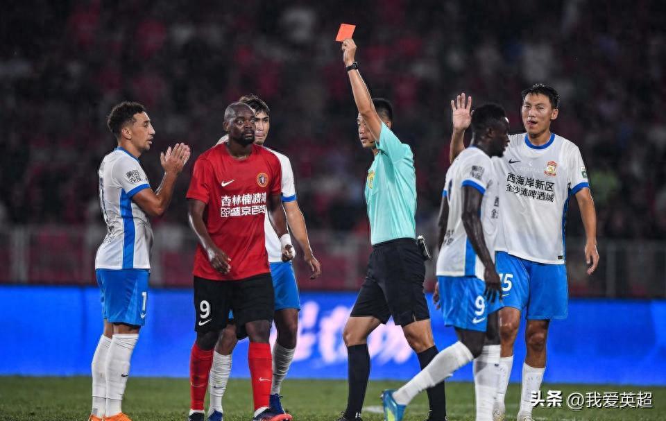 Án phạt nặng từ CSL! Ngoại binh 26 tuổi của Liêu Ninh Thiết Nhân có hành vi trả đũa đẩy ngã đối thủ, bị cấm thi đấu 4 trận và phạt 40.000 nhân dân tệ.