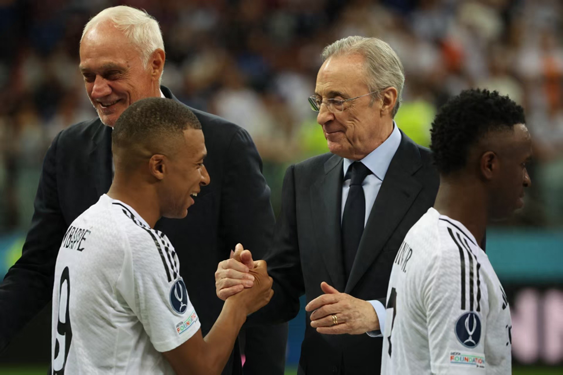 Lý do Real Madrid trắng tay cả hai mùa giải? Sai lầm ở Florentino Perez và chính sách siêu sao thiên lệch