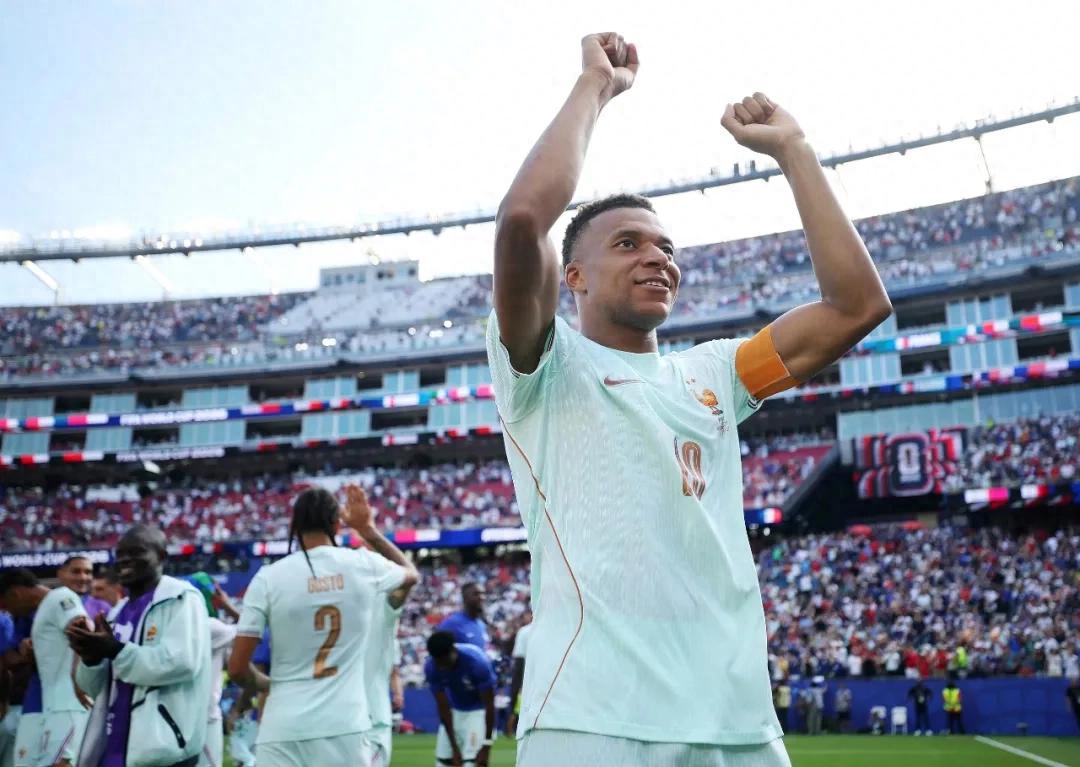 Mbappé đỉnh cao, phiên bản giới hạn của Pháp