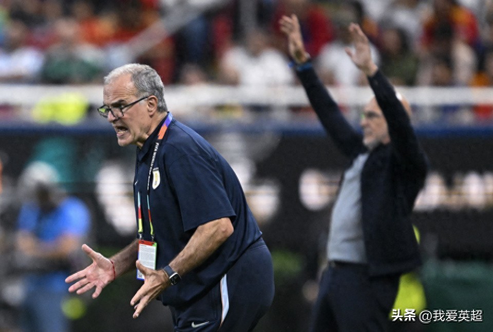 Sắp hết giờ! HLV 70 tuổi Bielsa nổi điên, gầm lên với phóng viên: Uruguay bị loại, tôi chịu trách nhiệm toàn bộ.