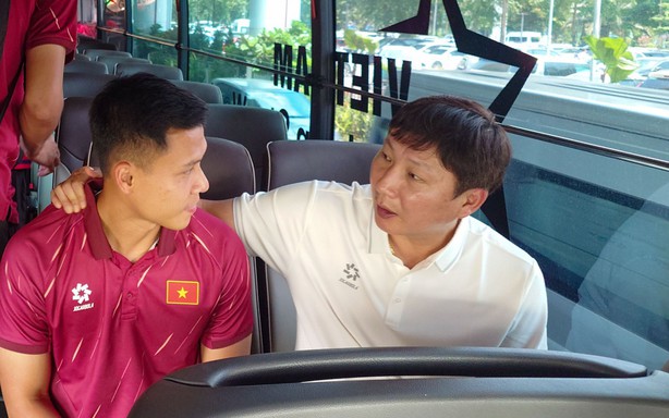 Đội tuyển Việt Nam về nước, HLV Kim Sang Sik chia tay Ngọc Bảo