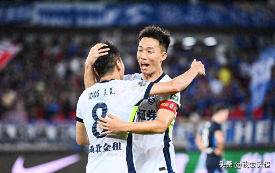 Tam Trấn 2-0 Tân Bằng Thành (10 người): Chiến thắng đầu tiên sau 11 vòng, thi đấu ít hơn 1 trận, cách Hải Ngưu 3 điểm, sao 21 tuổi ghi bàn đầu tiên trong sự nghiệp
