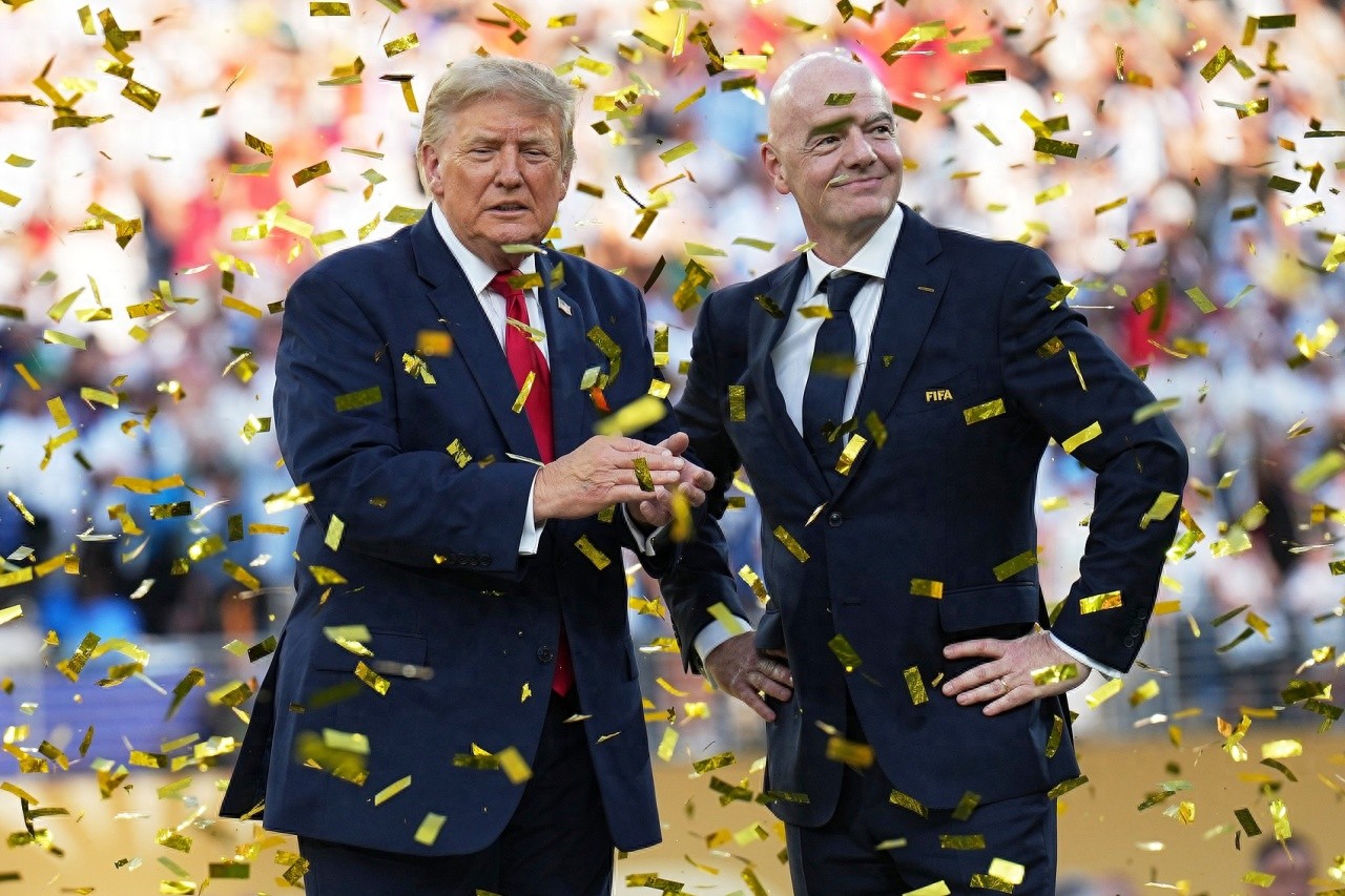 Infantino đối mặt với khủng hoảng bị miễn nhiệm, Trump thề sẽ "làm mọi cách" để ủng hộ