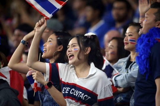 CĐV Thái Lan đồng loạt réo tên ĐT Việt Nam khi suýt thua Trung Quốc
