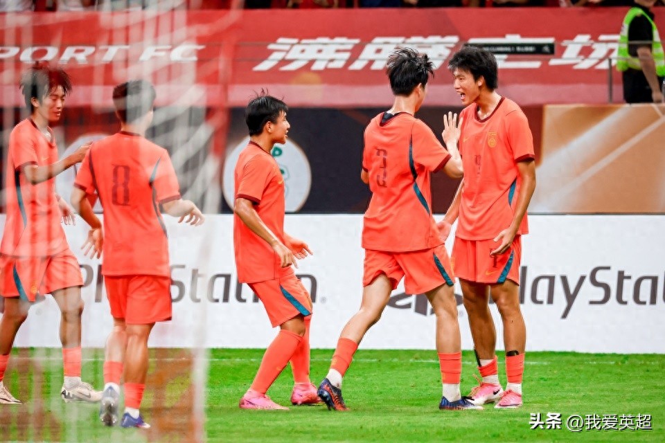 Đội tuyển U17 Trung Quốc thắng Arsenal 3-2, bị gỡ 2 bàn rồi ghi bàn quyết định ở phút cuối, Zhao Songyuan lập cú đúp, Cheng Shenghan vào sân thay người ghi bàn ấn định chiến thắng.