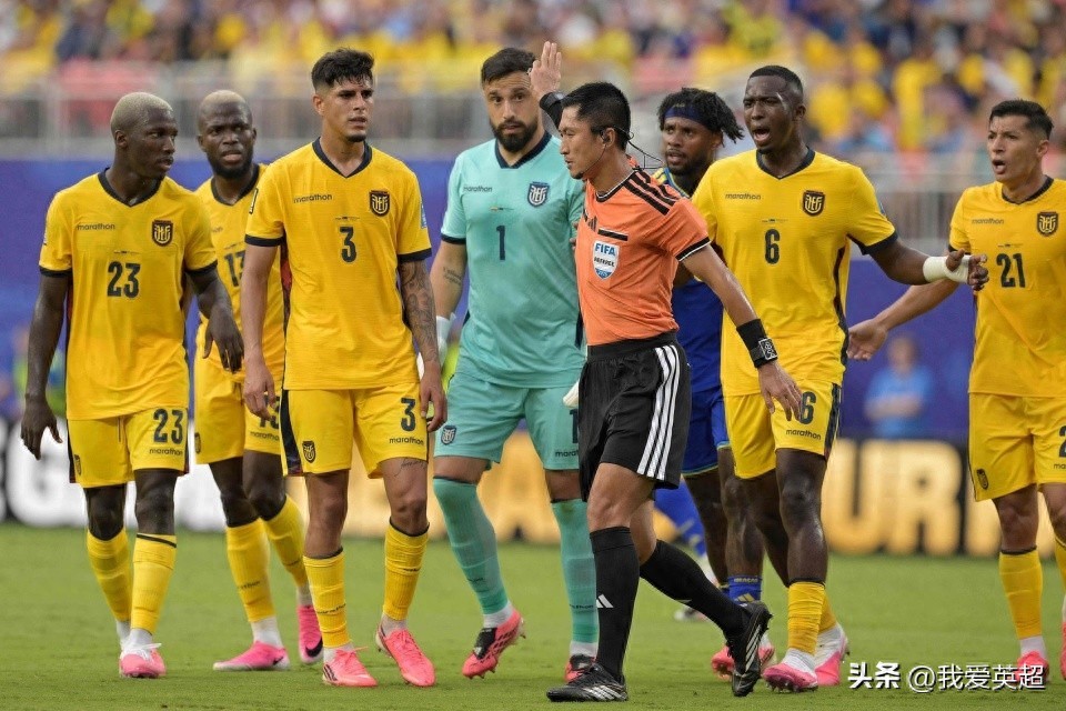 Ma Ning ra mắt làm trọng tài chính World Cup! Rút 6 thẻ vàng gây chú ý + từ chối penalty phút cuối, quát lui cầu thủ phản đối