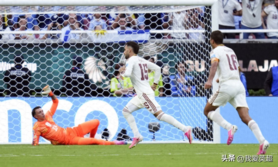 Tây Ban Nha 1-0 loại Uruguay khỏi giải, đứng đầu bảng tránh được Argentina, Canobbio phạm lỗi thô bạo nhận thẻ đỏ ở phút bù giờ