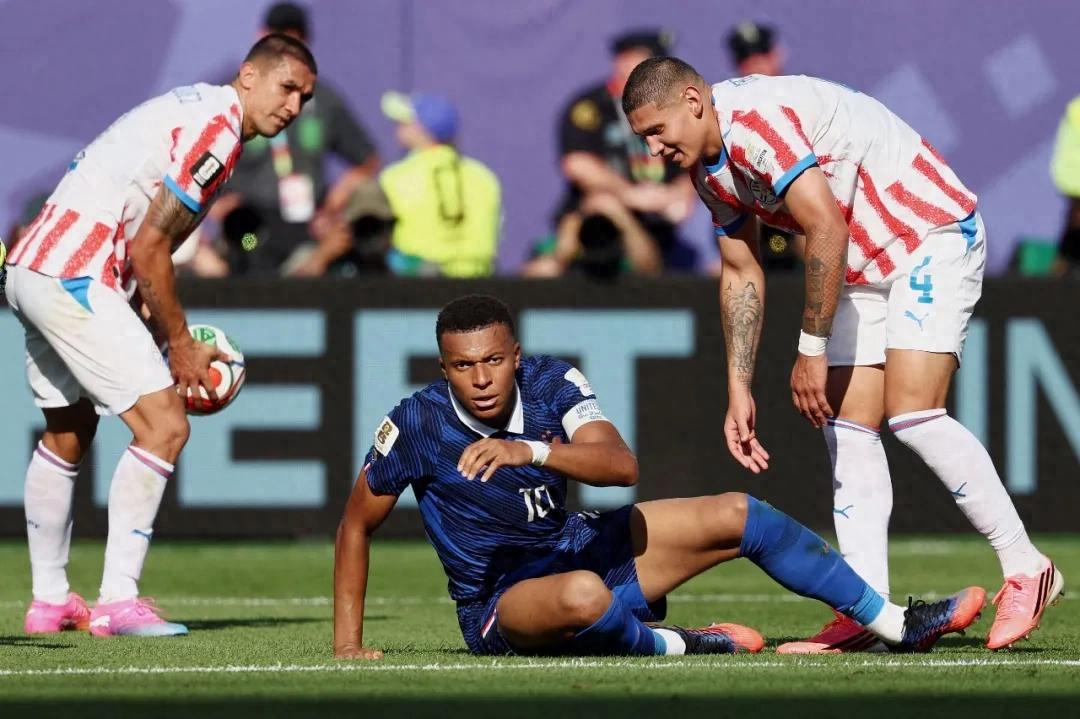 Đối thủ phạm 13 lỗi mà không có thẻ vàng? Mbappe không sợ săn đuổi, đội tuyển Pháp từ chối bất ngờ