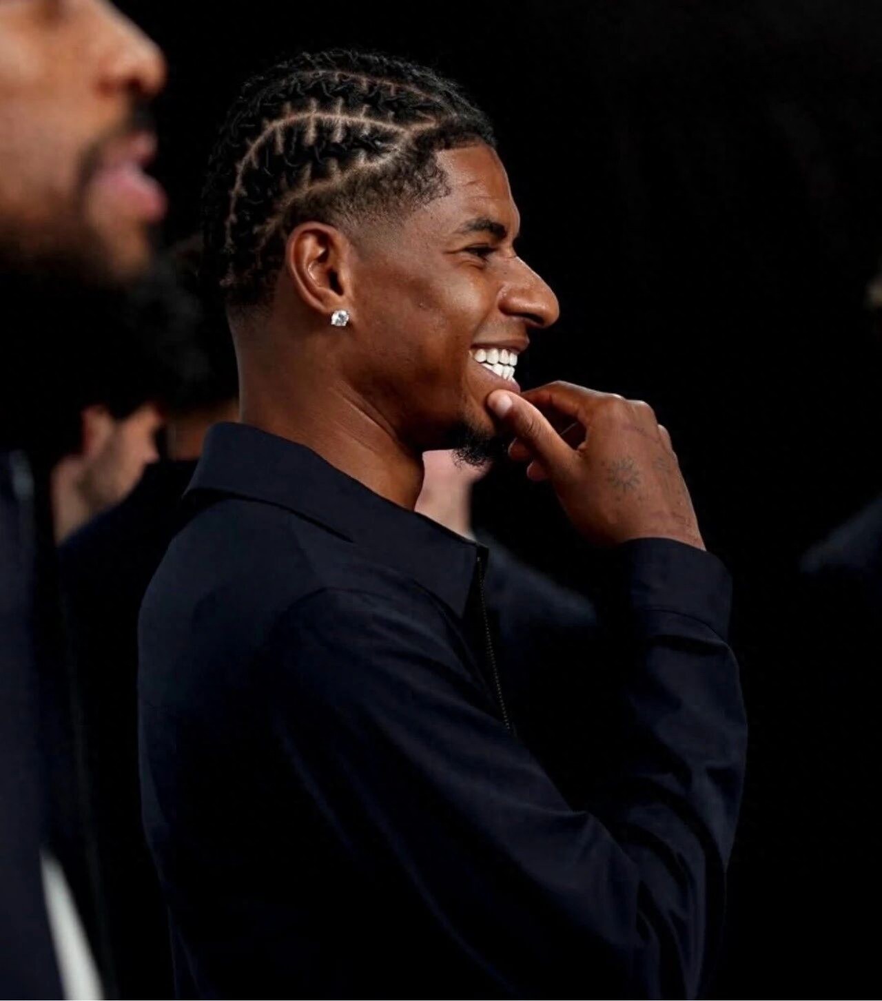 Rashford kiên quyết từ chối giảm lương để chuyển nhượng, MU dự đoán anh sẽ ở lại. Đối mặt với tình huống khó xử nhưng nhận được sự ủng hộ từ Carrick.