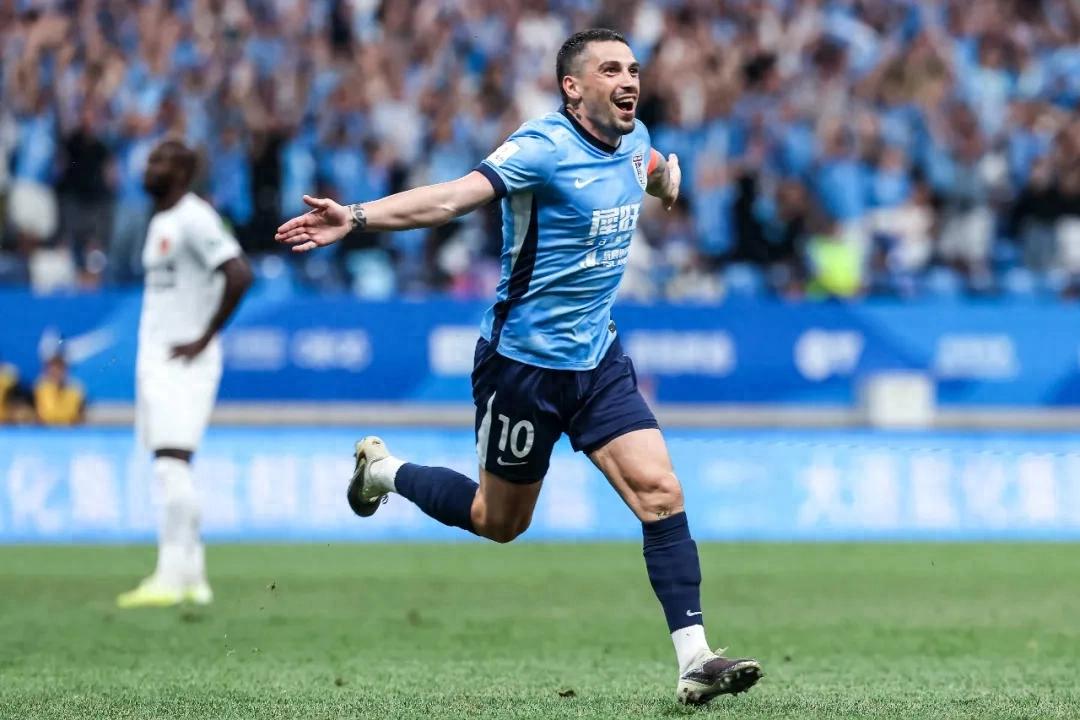 Hai lượt trận, hai cú sút xa hạ gục “Người Sắt” – Derby Liêu Ninh, “Vùng phép thuật” của Stanciu