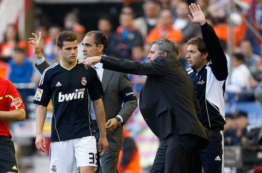 Một câu của huyền thoại Real Madrid khiến Mourinho gây bão