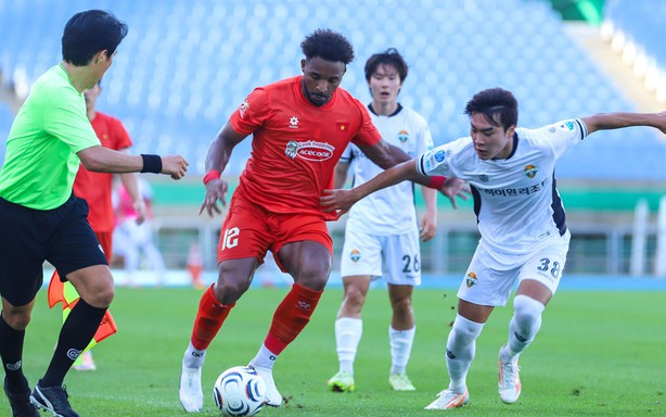 HLV Kim Sang Sik yên tâm hàng công đội tuyển Việt Nam