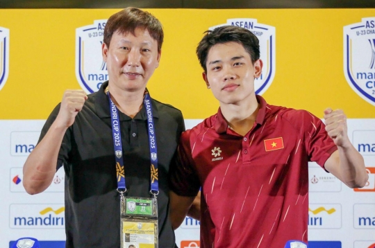 HLV Kim Sang-sik nhận tín hiệu không thể vui hơn từ Đình Bắc