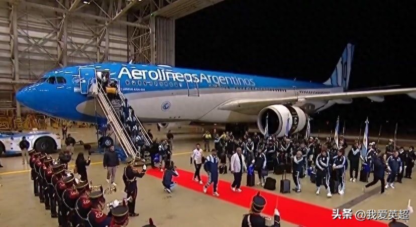 Không thể bảo vệ ngôi vương! Đội tuyển Argentina vẫn được chào đón bằng thảm đỏ và ban nhạc, toàn đội không nụ cười, đội trưởng cùng 9 người khác chưa về nước