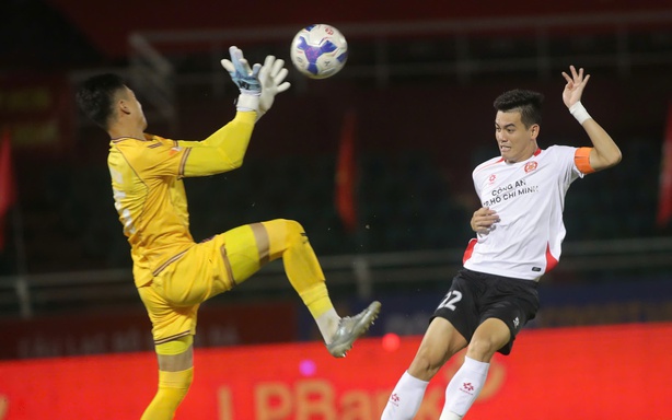 HLV Kim Sang Sik 'mạnh tay' với Tiến Linh