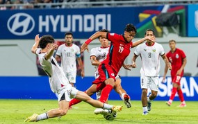 HLV Singapore: 'Đội tuyển Việt Nam không dễ chơi'