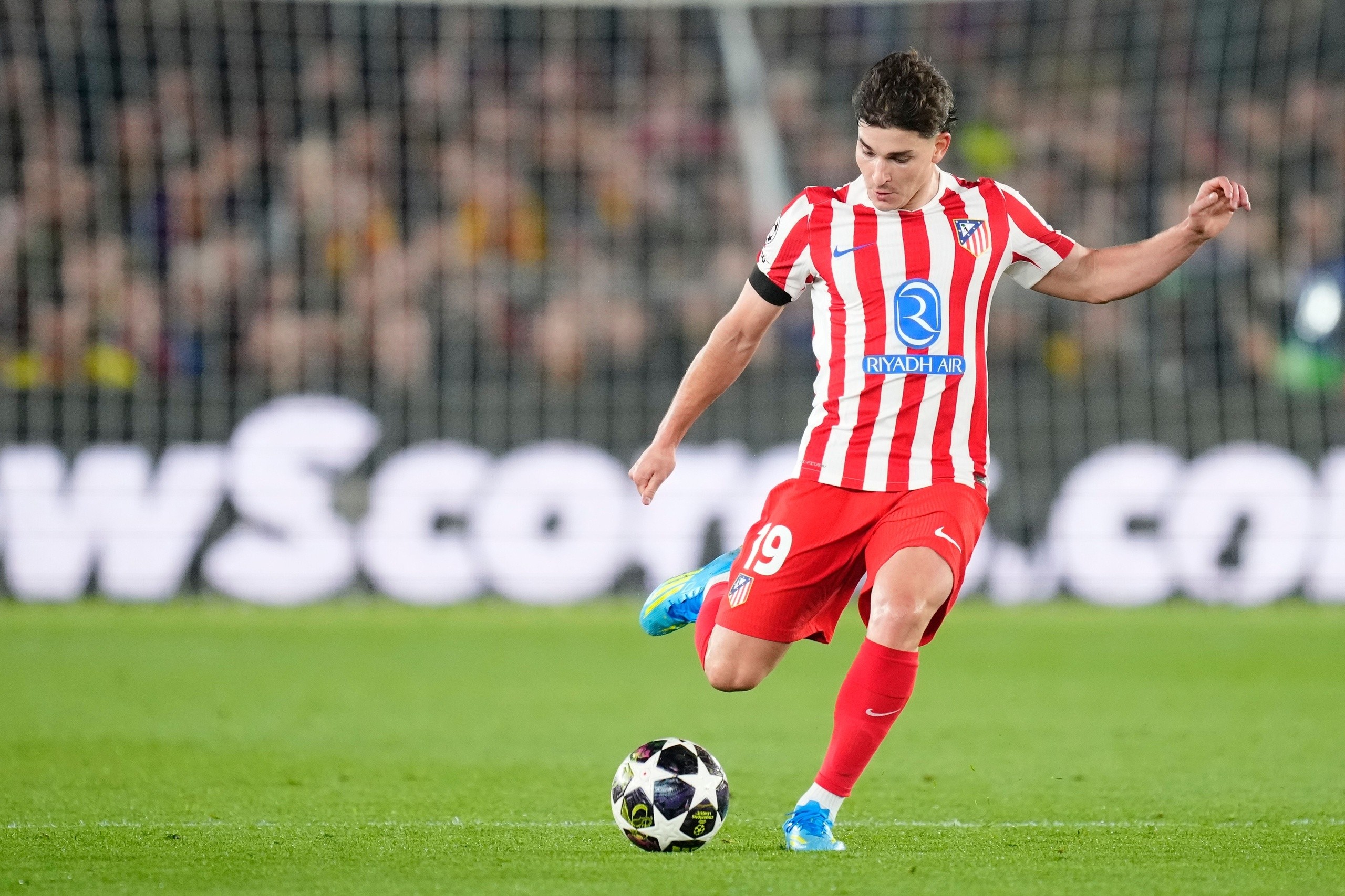 Một mũi tên trúng hai con chim! Real Madrid chào giá 150 triệu euro cho Álvarez, Atlético Madrid từ chối ngay lập tức với lý do điều khoản giải phóng hợp đồng.