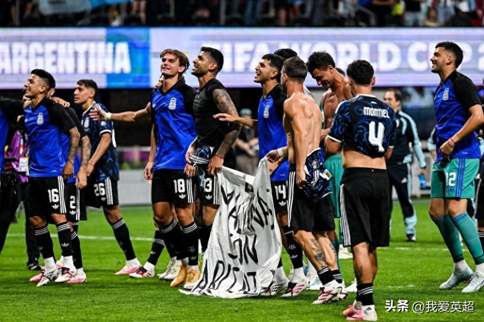 Treo biểu ngữ về quần đảo Malvinas trái phép! Nhiều chính khách Anh gửi thư cho FIFA yêu cầu cấm 3 cầu thủ Argentina thi đấu chung kết