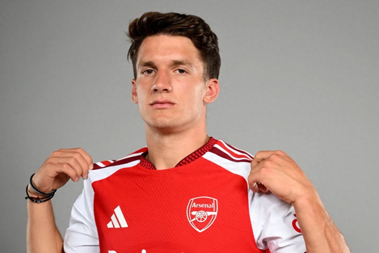 Chi 40 triệu euro mua tân binh! Arsenal chính thức công bố ký hợp đồng với cầu thủ chạy cánh người Hy Lạp Tzolis, lấp đầy khoảng trống của Trossard