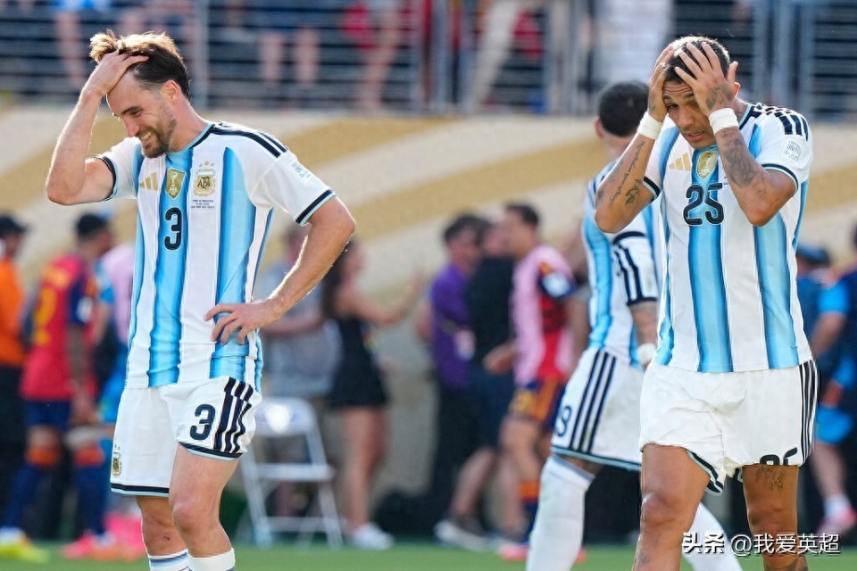 Vô lý? Ngôi sao bóng đá Argentina giả vờ chấn thương! Cố gắng ngăn Enzo bị đuổi khỏi sân, truyền thông Anh: Thô thiển và vô liêm sỉ