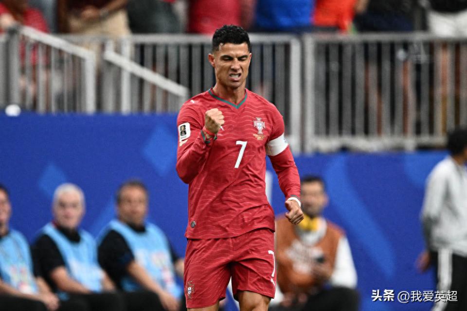 Gây chuyện? C.Ronaldo ghi cú đúp rồi bị hỏi về Messi ghi 5 bàn sau 2 trận! Anh tức giận quay lưng bỏ đi: Tôi chẳng quan tâm đến cậu ta đâu
