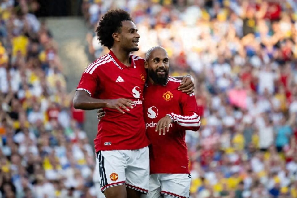 Manchester United giành cúp sau loạt sút luân lưu 6-5 trước Leeds United! Carrick thử nghiệm đội hình dự bị, Maguire được nghỉ ngơi và không bị chấn thương