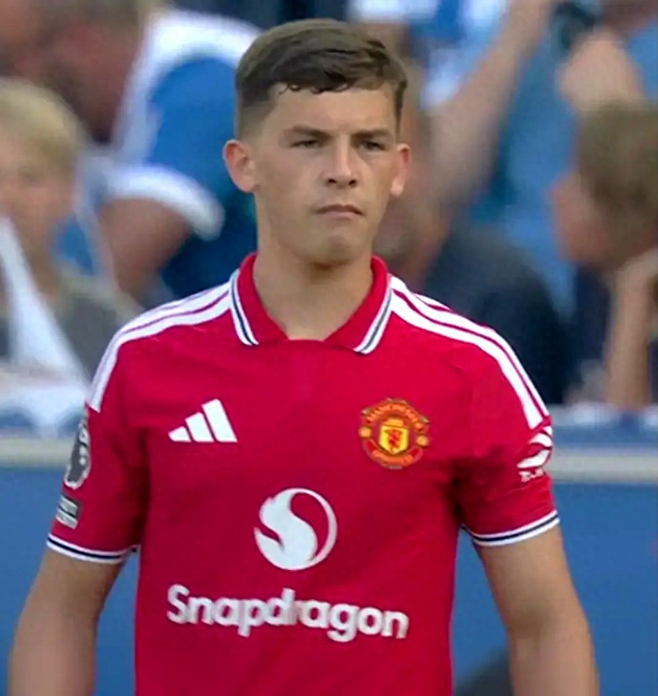 Tân "Foden" của Manchester United sẽ ở lại đội, không cho mượn! Carrick hài lòng với màn trình diễn của cầu thủ trẻ, sau trận đã gọi pizza ăn mừng.