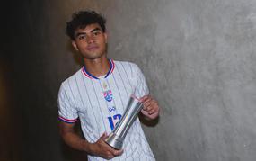 Waris Choolthong là tương lai của bóng đá Thái Lan