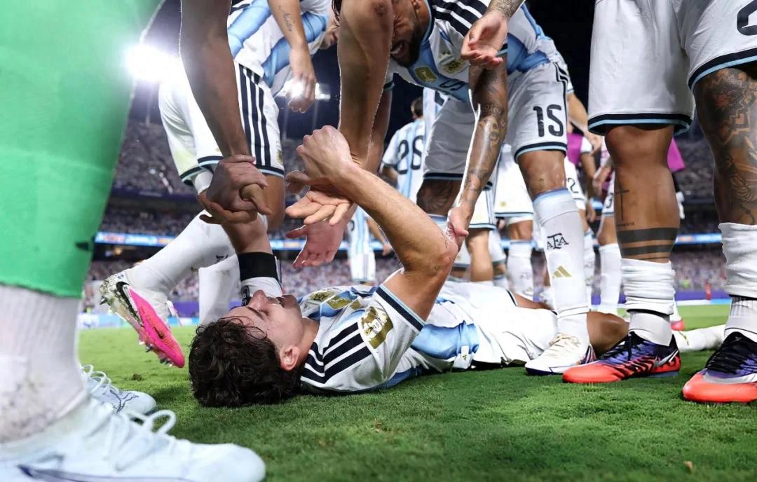 Bàn tay của Chúa được "trao" cho những người Argentina đứng sau Messi