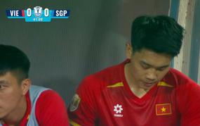 Đình Bắc lặng lẽ bước qua thầy Kim, đi thẳng vào phòng thay đồ khi hiệp 1 khép lại