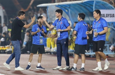 Vừa đến Thái Lan, trợ lý HLV Kim Sang Sik được vinh danh là huyền thoại