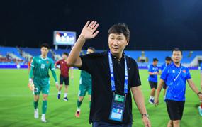 Báo Hàn Quốc: 'HLV Kim Sang Sik viết lại lịch sử bóng đá Việt Nam'
