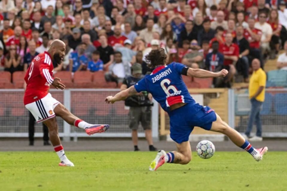 Mbembé cứu thua cho Manchester United 1-1 trước Paris! Tiếc là Thierymans ra mắt, Mount chấn thương, Carrick cần mua thêm người