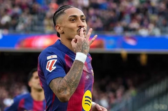Raphinha lập hat-trick, Barca củng cố ngôi đầu bảng