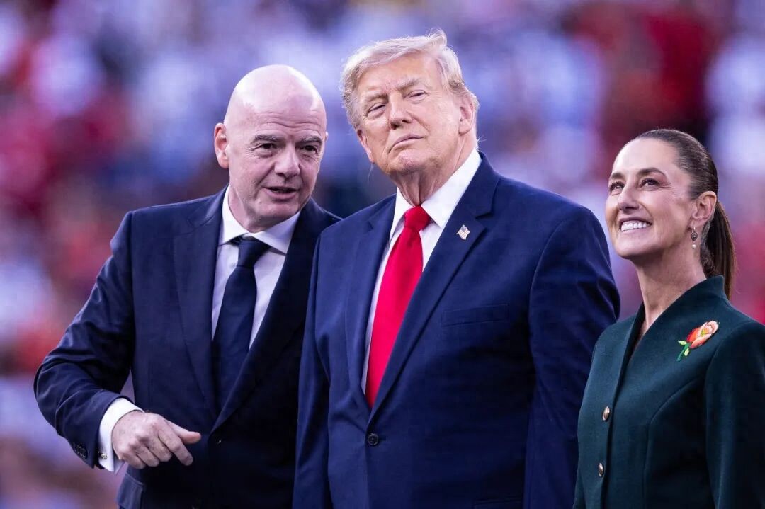Bán linh hồn bóng đá! Infantino bắt tay với Trump, FIFA trở thành con rối của tư bản?