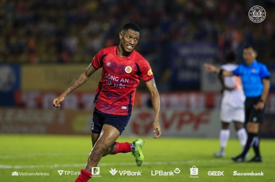 Tiền vệ Brazil bất ngờ chia tay tân vương V.League