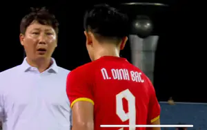 Cử chỉ khó hiểu của HLV Kim Sang Sik khi thay Đình Bắc ngay trong hiệp 1