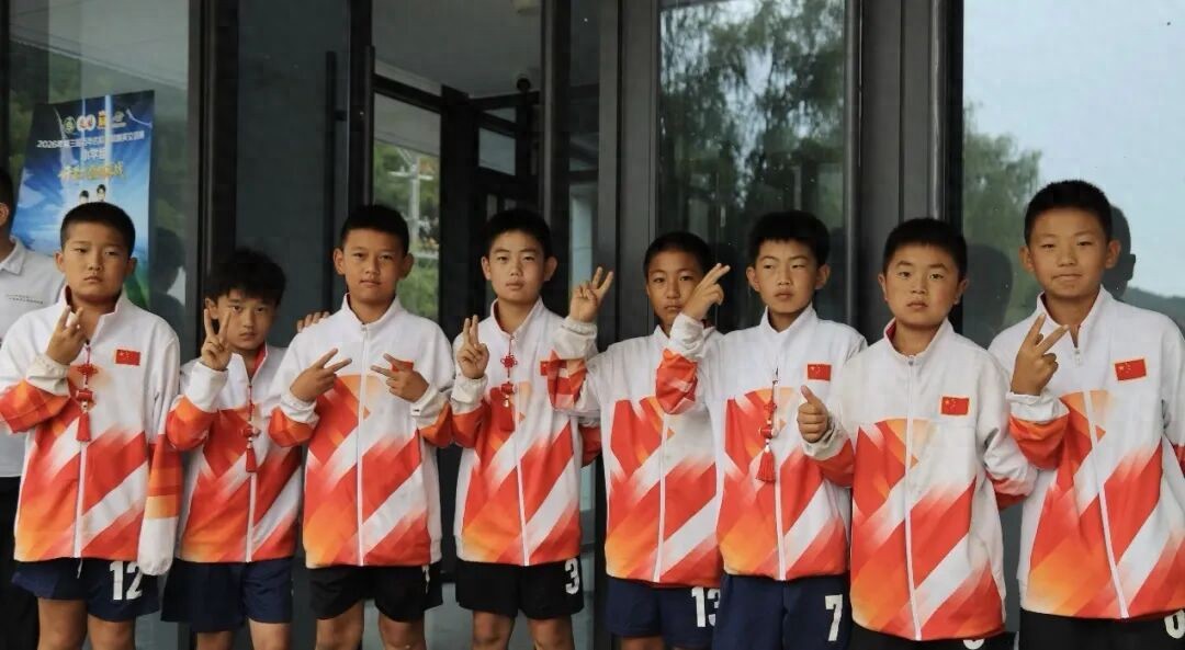 Xa xôi đến châu Phi mở mang tầm mắt, trở về tranh tài tại Cúp các trường danh tiếng: Thiếu niên Chí Đan xúc động thốt lên "Thật may mắn khi sinh ra ở Trung Hoa"
