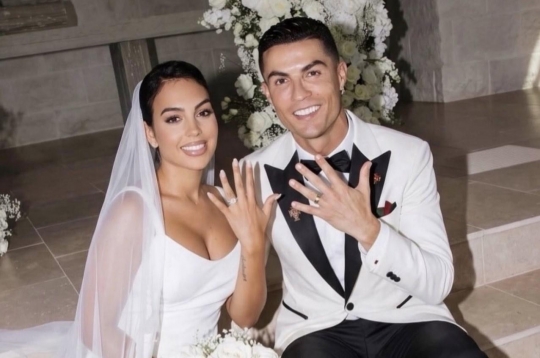 CHÍNH THỨC: Ronaldo kết hôn với Georgina sau 10 năm bên nhau