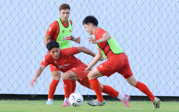 Đội tuyển Việt Nam tăng tốc tại Thái Lan: Thành Chung gặp 'sự cố' bất ngờ