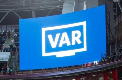 CHÍNH THỨC: UEFA 'cách mạng' VAR, trọng tài sắp được trao lại quyền lực