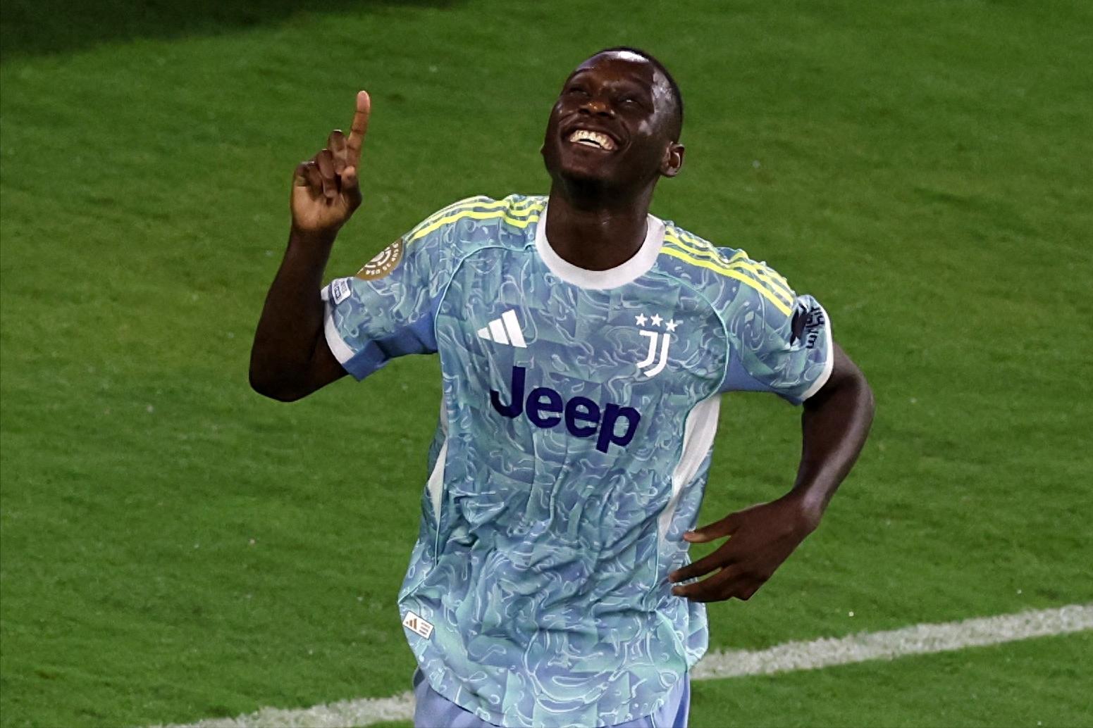 Juventus thực sự tuyển dụng mù quáng, cầu thủ có giá trị 20 triệu euro lại phải mua đứt với giá 40 triệu euro, mùa trước ở Premier League chỉ ghi 1 bàn.
